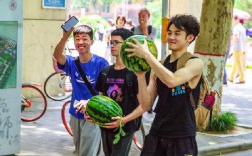 大学吃瓜表白,一场别开生面的吃瓜表白