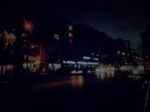 夜景吃瓜拍照,捕捉光影中的美味瞬间