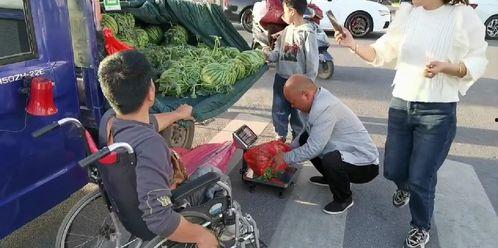 武汉路人吃瓜事件,街头一幕引发网友热议