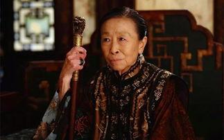 娘亲打铁儿子吃瓜,儿子悠闲品瓜香