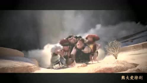 娘亲打铁儿子吃瓜,儿子悠闲品瓜香