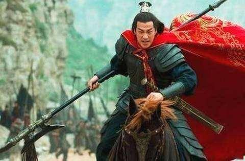 娘亲打铁儿子吃瓜,儿子悠闲品瓜香