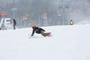 小宝滑雪吃瓜,趣味横生冬日乐