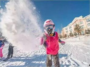 小宝滑雪吃瓜,趣味横生冬日乐