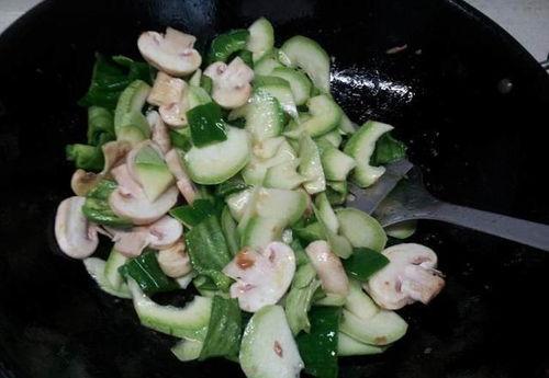 吃白瓜吐了,揭秘吃白瓜后呕吐的真相