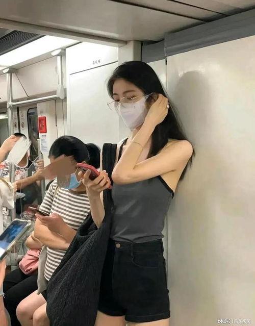女子地铁照吃瓜,女子照引发网友热议