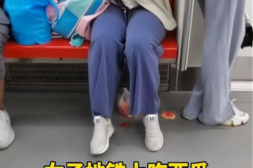 女子地铁照吃瓜,女子照引发网友热议