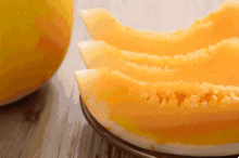 用勺子吃蜜瓜,夏日甜蜜滋味