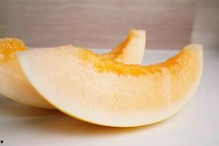 用勺子吃蜜瓜,夏日甜蜜滋味