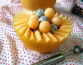 用勺子吃蜜瓜,夏日甜蜜滋味