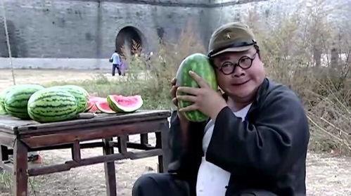 妈妈卖瓜小伙吃瓜不给钱,一场关于诚信的争议