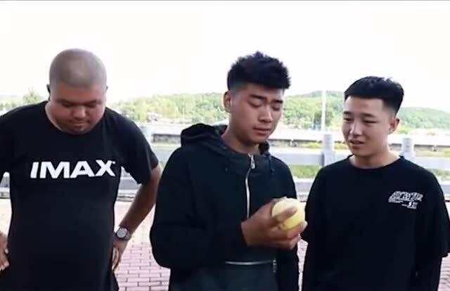 妈妈卖瓜小伙吃瓜不给钱,一场关于诚信的争议