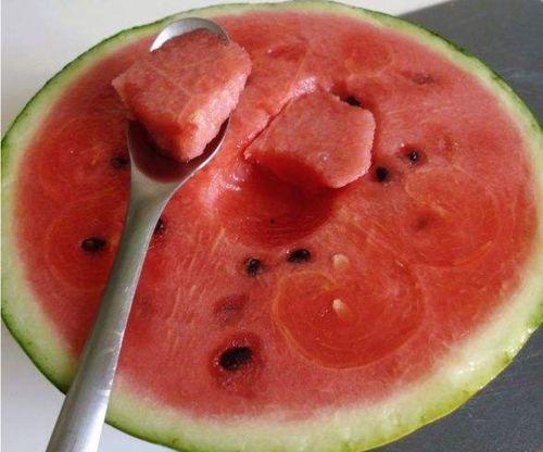 挖勺吃瓜技巧,夏日消暑新时尚