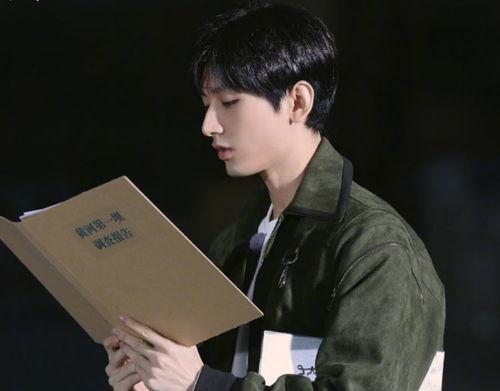 吃瓜少女成毅,吃瓜少女与成毅的甜蜜邂逅