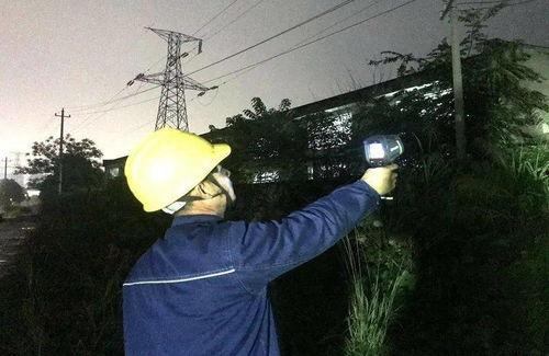 开锁小哥现场吃瓜,揭秘锁匠日常趣事