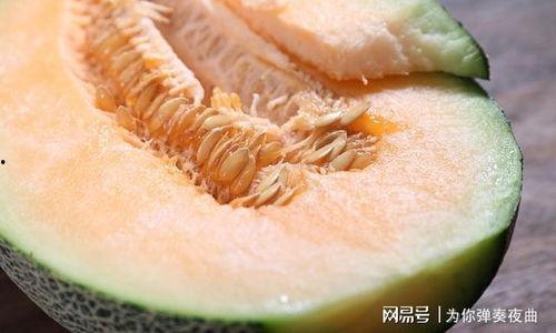 打工小伙买哈密瓜回家吃,哈密瓜带回家