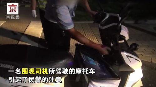 警察抓人现场吃瓜群众,围观群众“吃瓜”热议