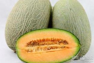 浴袍吃哈密瓜,尽享夏日清凉时光