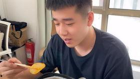 猛男秀吃瓜